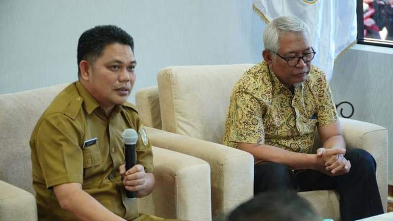 Asisten I Setdakot Balikpapan, Zulkifli (kiri) menerima audiensi perwakilan panitia pelaksana Mubes dan pengurus FKPB di Gedung Putih pada Senin (11/5/2026). (Foto: Humas Pemkot Balikpapan)