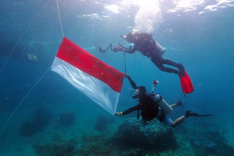 HUT RI ke 81, Dispar Kaltim Kibarkan Bendera di Bawah Laut Pulau Miang