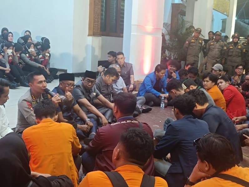 Kapolresta Balikpapan, Kombes Pol Jerrold Hendra Yosef menyampaikan fakta di tengah massa aksi unjuk rasa DPRD Balikpapan, Selasa (16/6/2026). (Foto: Achmad Fadillah/Pusaranmedia.com)