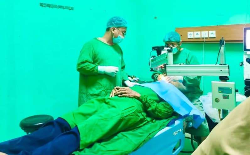 Tim Nakes dari RSUD Sangkulirang saat melaksanakan operasi katarak. (Foto: Dok. Prokopim Kutim)