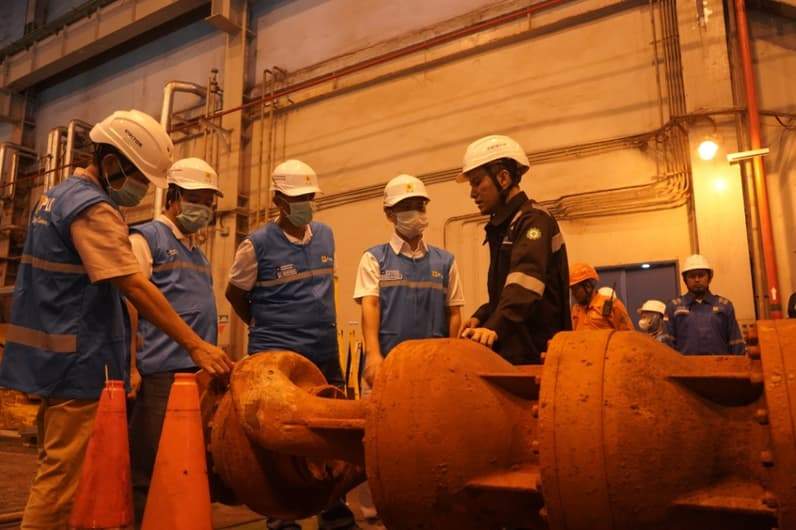 General Manager PT PLN (Persero) UID Kaltimra, Muchamad Chaliq Fadli meninjau langsung proses pemeliharaan di PLTU Teluk Balikpapan, Kamis (24/9/2026). (Foto: PT PLN UID Kaltimra)