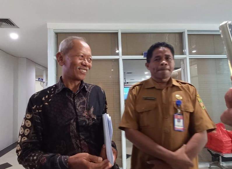 Direktur PT Timur Margadjaja, Markani (kiri) didampingi oleh Kabid Perumahan Disperkim Samarinda, Tajudin Husen (kanan), Senin (29/6/2026). (Foto: Tri/Pusaranmedia.com)