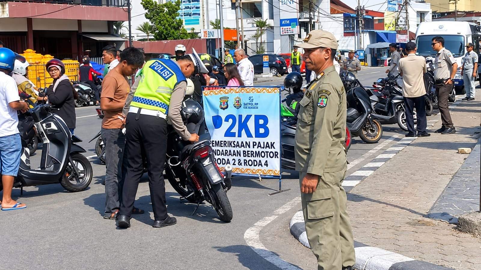 Razia pajak kendaraan di Alun-alun Kota Nunukan. (Foto: Diansyah/pusaranmedia.com)