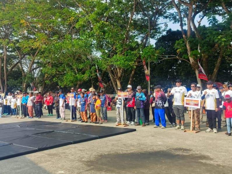 Lomba olahraga tradisional menjadi salah satu rangkaian kegiatan dalam memeriahkan Erau Adat Kutai 2026 (Foto: Aswin/pusaranmedia.com)