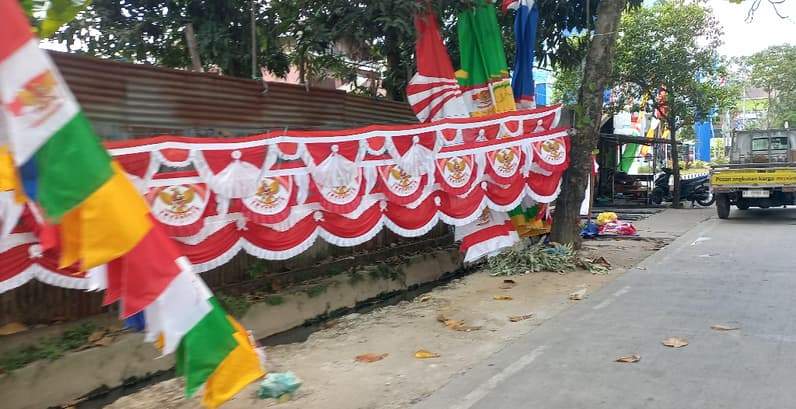 Penjual bendera yang ada di kawasan Jalan Pelita, Sungai Pinang, Kota Samarinda, Selasa (11/8/2026). (Foto: Tri/Pusaranmedia.com)