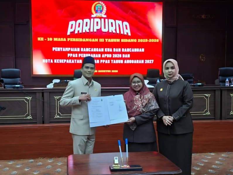 Bupati Nunukan H Irwan Sabri saat menyerahkan rancangan KUA PPAS kepada DPRD Nunukan (Foto: Setwan Nunukan)