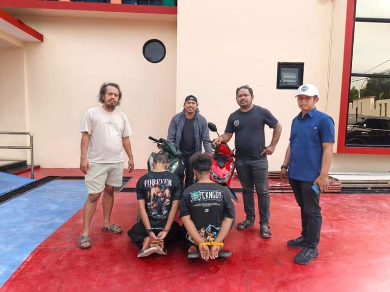 Terlihat dua orang telungkup dugaan Curnamor berhasil diamankan Polres Kutim. (Foto: Dok.Polres Kutim)