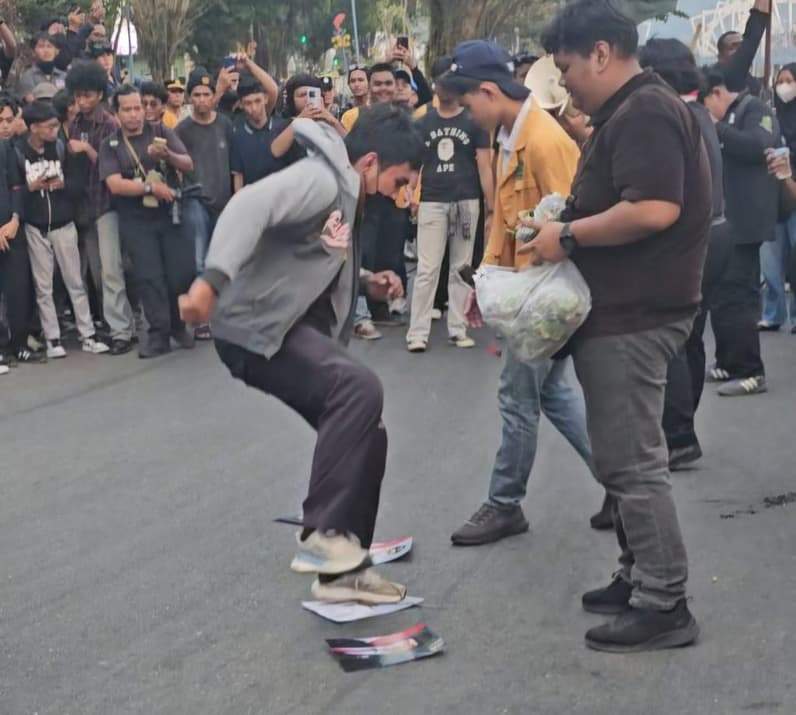 Demo di depan kantor gubernur Kaltim, foto kepala negara diinjak. (Foto: Herdi/Pusaranmedia.com).