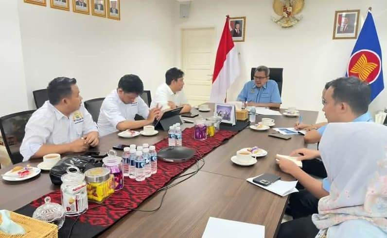 Kepala KRI Tawau Dino Nurwahyudin saat bertemu dengan pengurus KADIN Nunukan (Foto: KRI Tawau)