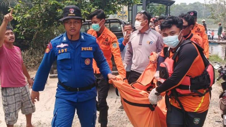 Evakuasi petugas SAR gabungan kepada korban usai ditemukan meninggal dunia (Foto: SAR Tarakan)