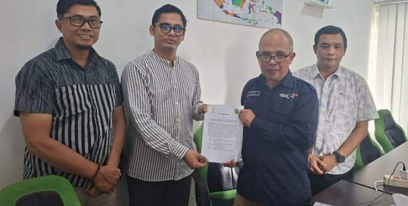 Kepala dinas pariwisata Berau menandatangani Perjanjian Kerja Sama (PKS) antara Disbudpar Berau dan SmarID Malang. (Foto: Istimewa)