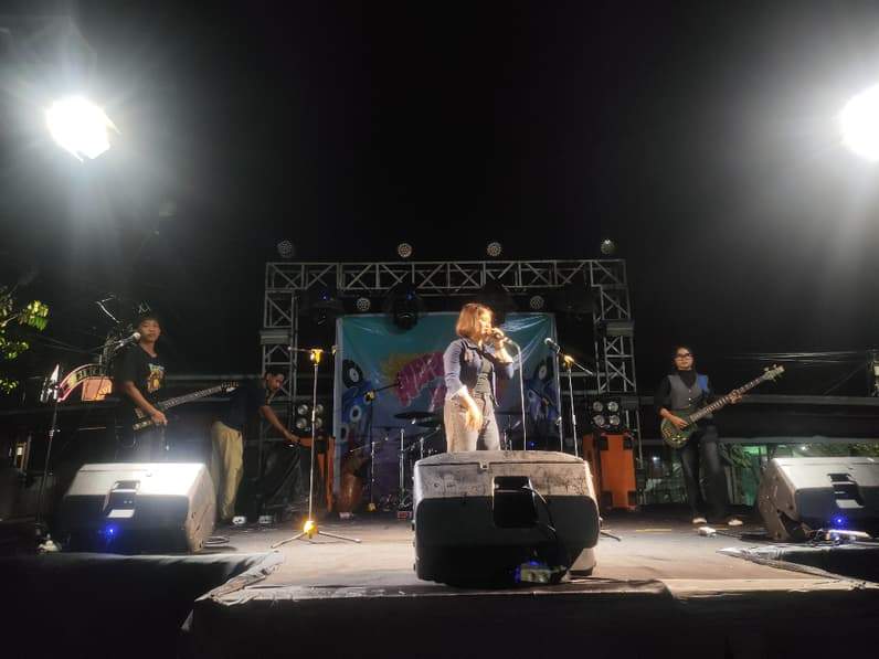 Saat penampilan dari salah satu band lokal Paser, Wyra Band. (Foto: Luthfi/Pusaranmedia.com)