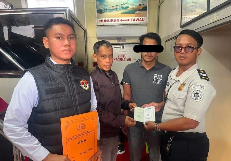 WNA asal Malaysia yang dideportasi dari Nunukan ke Tawau oleh Petugas Imigrasi Kelas II Nunukan (Foto: Diansyah/pusaranmedia.com)