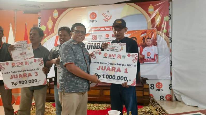 Anggota Fraksi PKS DPRD Kaltara, Muhammad Nasir, saat menyerahkan hadiah kepada Juara 1 Lomba Catur Kemerdekaan. (Foto: Istimewa)