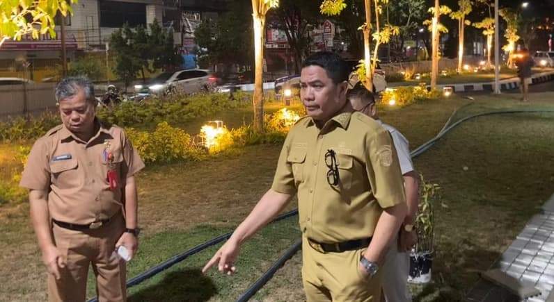 Wali Kota Samarinda, Andi Harun beserta jajaran saat meninjau kawasan Teras Samarinda tahap II sebelum diresmikan, Senin (24/8/2026) malam. (Foto: Tri/Pusaranmedia.com)