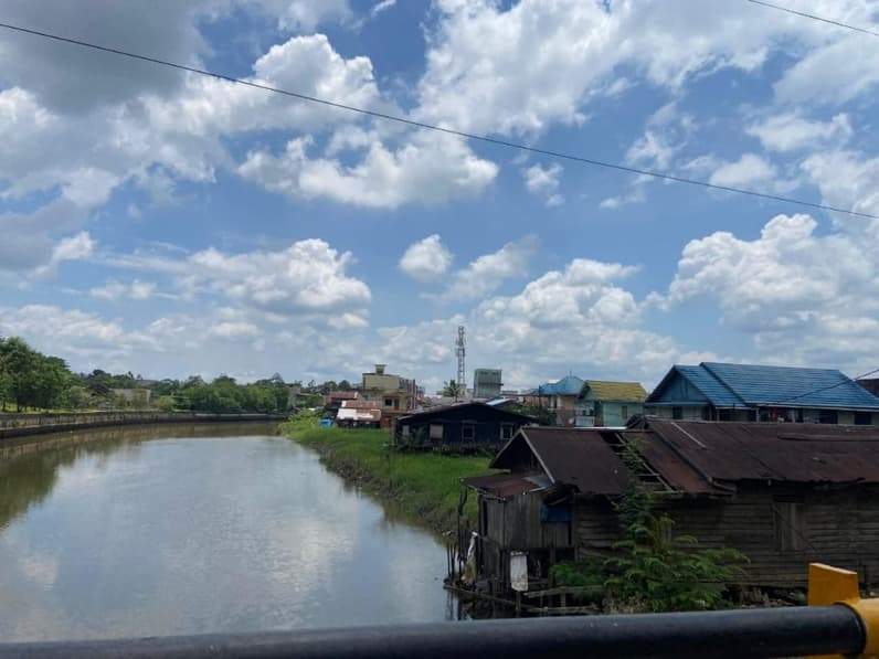 Bantaran anak Sungai Karang Mumus. (Foto: Tri/Pusaranmedia.com)