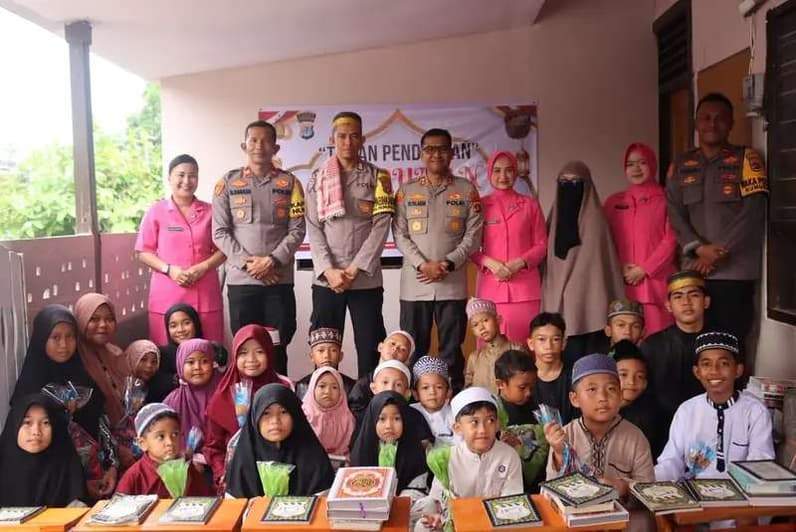 Kapolres Nunukan AKBP Ruslaeni saat bertandang ke TPA yang dijalankan oleh Bripka Jamaluddin. (Foto: Polres Nunukan)