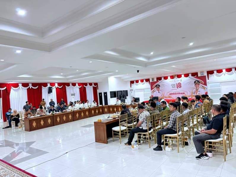 Rapat koordinasi penanganan antrean BBM bersubsidi di Auditorium Balai Kota Balikpapan, Jumat (14/8/2026). (Foto: Achmad Fadillah/Pusaranmedia.com)