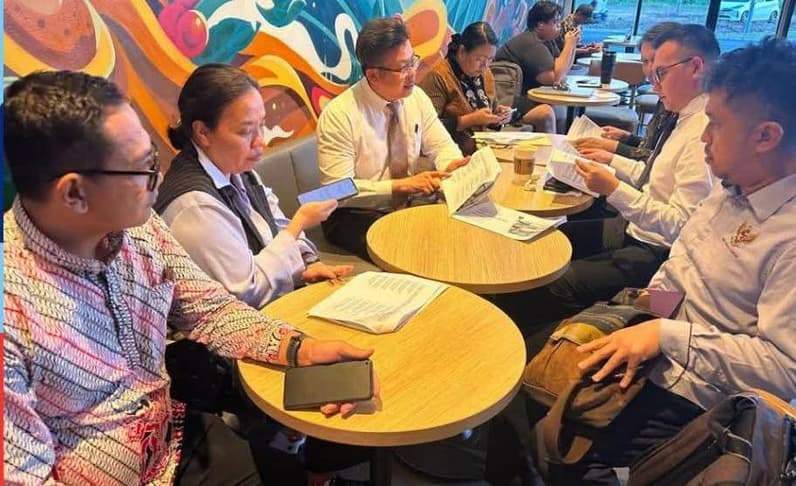 Tim Satgas Pelindungan WNI KRI Tawau bersama Retainer Lawyer KBRI Kuala Lumpur (Foto: KRI Tawau)