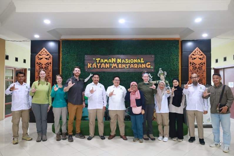 Kepala Balai TNKM Seno Pramudito menyambut para tim penilitian dari BRIN dan Smithsonian Institution (Foto: TNKM)