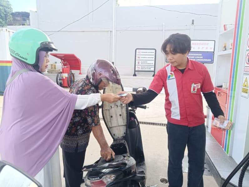 Pengendara roda dua mengisi BBM di SPBU kawasan Karang Jati Balikpapan, Minggu (14/6/2026). (Foto: Achmad Fadillah/Pusaranmedia.com)