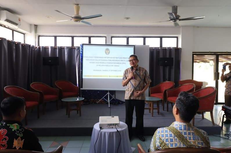 Kepala KRI Tawau Dino Nurwahyudin saat memberikan sosialisasi di hadapan PMI di Sabah, Malaysia (Foto: KRI Tawau)