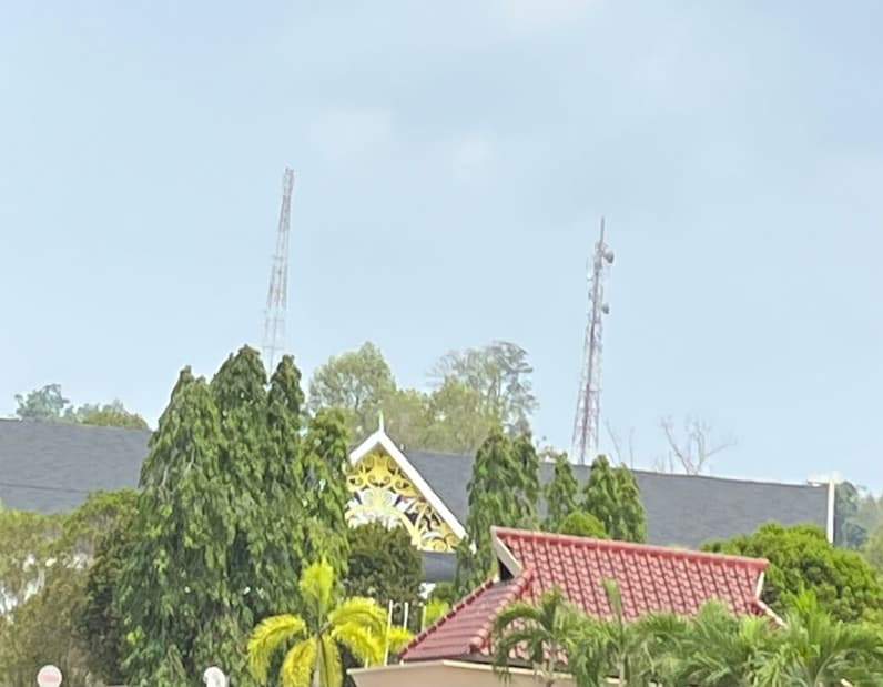 Tower jaringan di area Perkantoran Bukit Pelangi Sangatta Kutai Timur. (Foto: Siswandi/Pusaranmedia.com)