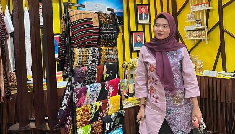 Kain tenun dan batik khas Berau yang dipamerkan Kecamatan Biatan di Berau Expo 2026. (Foto: Nur Hidayah/ Pusaranmedia.com)