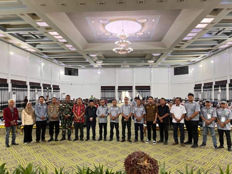 Kepala Disbunak Paser, Djoko Bawono (enam dari kiri) saat acara pelantikan dan pengukuhan DPD FPKS Paser periode 2026-2031. (Foto : Luthfi/Pusaranmedia.com)