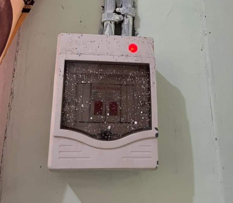 Kotak Box MCB 2-4 Group dengan Lampu Indikator atau rumah pelindung pemutus arus listrik (MCB) pemasangan luar (outbow) atau dalam tembok (inbow) yang dilengkapi lampu penanda daya. (Foto: Siswandi/Pusaranmedia.com)
