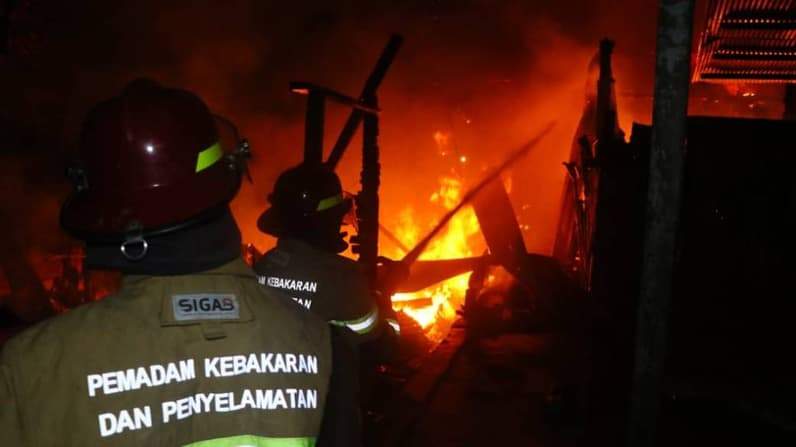 Petugas pemadam kebakaran berusaha memadamkan kobaran api di rumah penduduk Gunung Guntur, Rabu (23/9/2026). (Foto: BPBD Balikpapan)