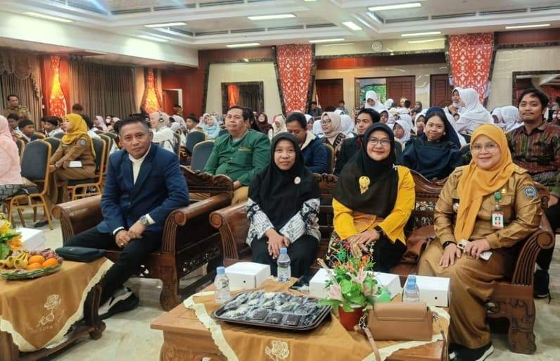 Wakil Ketua Komisi C DPRD Kota Bontang, Muhammad Sahib (Kiri) Hadiri Perpisahan SDN 001 Bontang Selatan. (Foto: Lutfi Aziz/Pusaranmedia.com)
