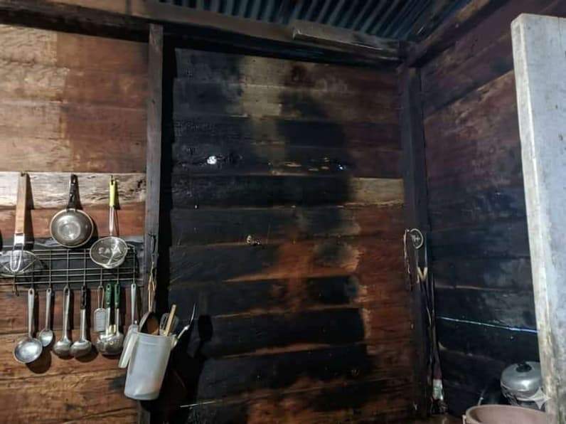 Dapur milik Hj Tenni yang terbakar akibat kelalaiannya saat menerima panggilan telepon. (Foto: Damkar Nunukan)