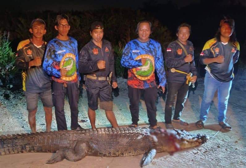 Tim LKK Kutim usai menangkap buaya berukuran 4 meter. (Foto: Dok. Tim LKK)