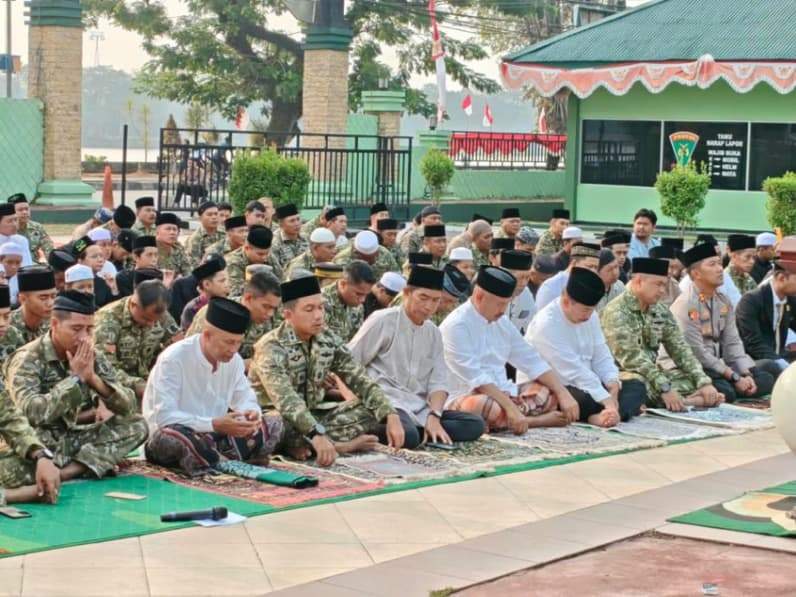 jajaran Kodim 0906/Kutai Kartanegara bersama unsur pemerintah daerah dan masyarakat menggelar salat istisqa serta doa bersama. (Foto: Aswin/Pusaranmedia.com)