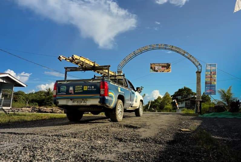 Petugas PLN masuk ke Desa Tanjung Nanga, Kecamatan Malinau Selatan Hulu. (Foto: PLN UID Kaltimra)
