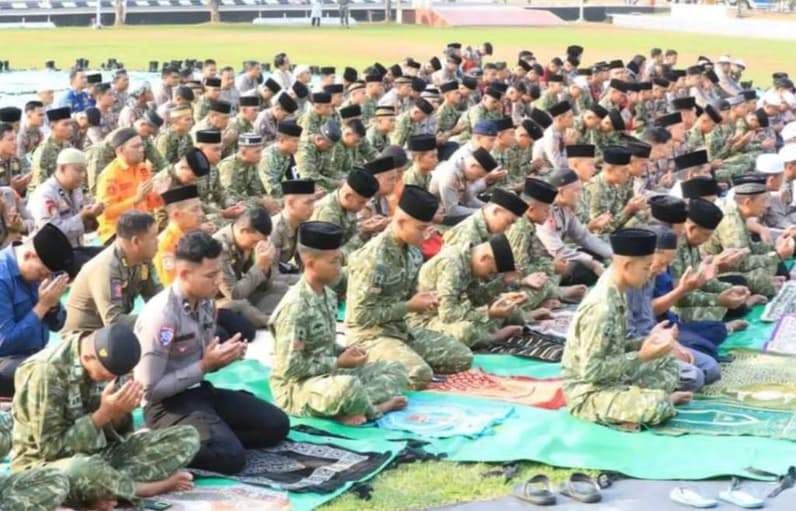 Suasana pelaksanaan meminta sholat meminta hujan Pemkab, TNI dan Polri. (Foto: Dok Prokopim Kutim)