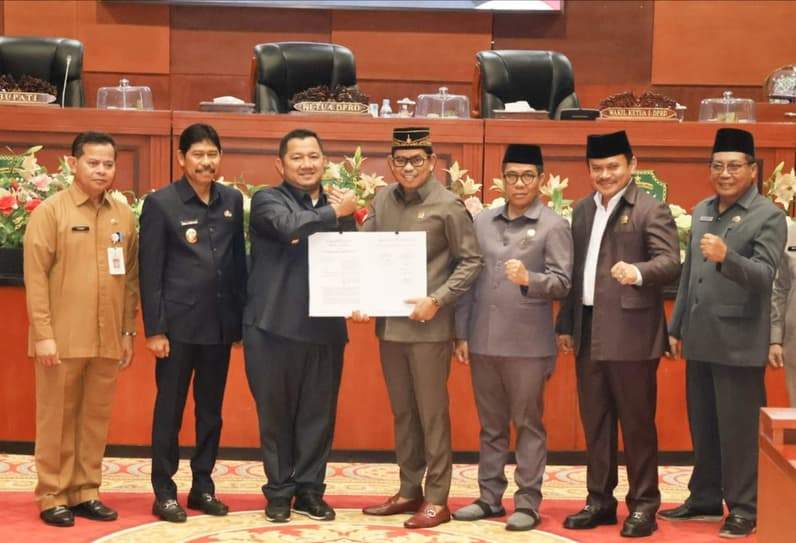 Bupati PPU, Mudyat Noor dan Wabup PPU, Abdul Waris Muin saat menghadiri Paripurna DPRD PPU, Senin (28/7/2025). (Foto: Humas Setkab PPU).