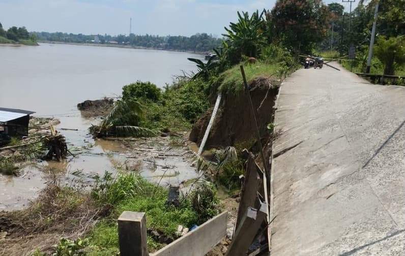 Jalan utama di Desa Batuq, Kecamatan Muara Muntai, Kabupaten Kutai Kartanegara (Kukar), longsor (Foto: Suwandi)