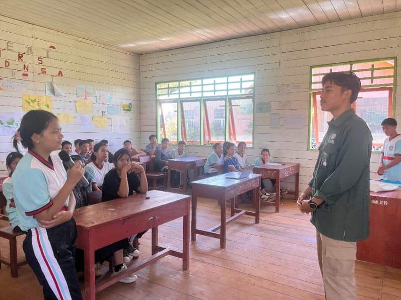 Pegawai TNKM Nunukan saat berdialog dengan pelajar SMPN 1 Krayan (Foto: TNKM Nunukan)