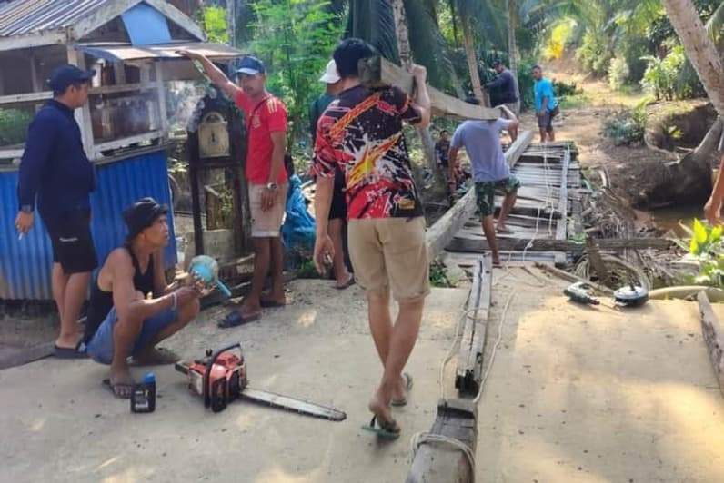 Aksi gotong royong warga Desa Aji Kuning perbaiki jembatan yang rusak parah. (Foto: Ketua Persatuan Ojek Aji Kuning)