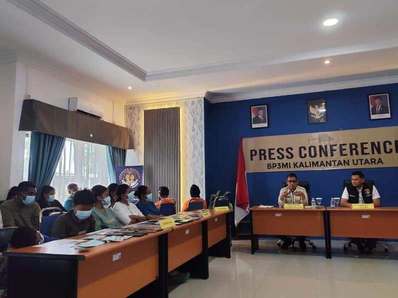 Para CPMI yang berhasil diamankan oleh Polda Kaltara dan Polres Nunukan diserahkan ke BP3MI Kaltara. (Foto: Diansyah/Pusaranmedia.com)