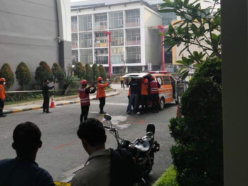 SR dievakuasi petugas saat ditemukan meninggal dunia di area Apartemen Borneo Bay, Selesa (6/10/2026). (Foto: Grup WhatsApp Info Bencana Balikpapan)