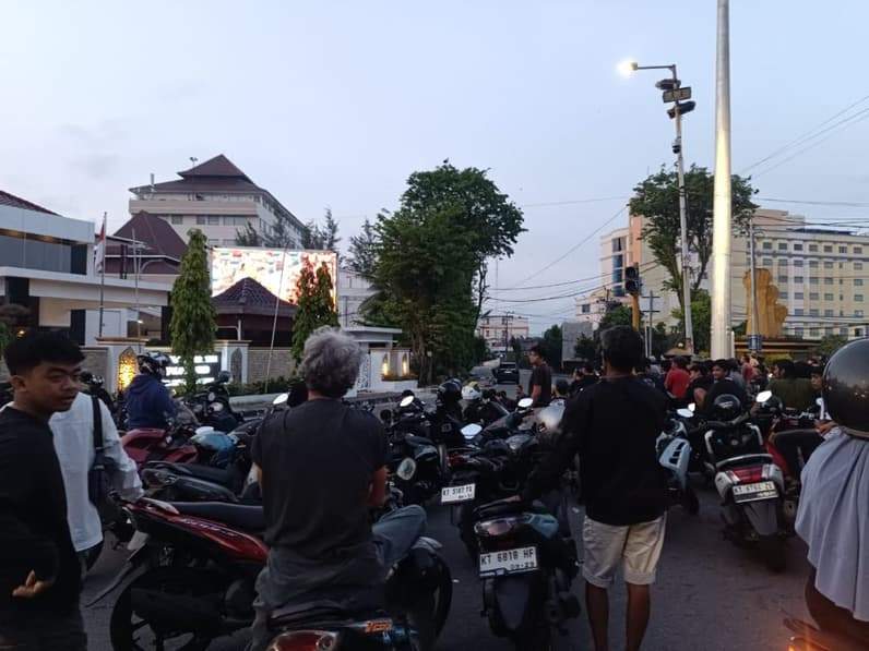 Suasana warga menyaksikan siaran piala dunia di videotron depan Rumjab Ketua DPRD Balikpapan saat Norwegia VS Inggris. (Foto: Achmad Fadillah/Pusaranmedia.com)