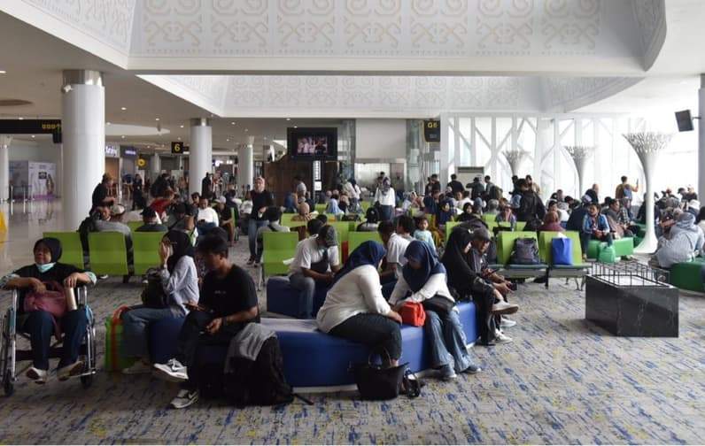 Suasana penumpang di ruang tunggu keberangkatan Bandara Internasional SAMS Sepinggan Balikpapan, seiring meningkatnya mobilitas masyarakat yang turut mendorong kenaikan tarif angkutan udara pada Mei 2026. (Foto: Bandara SAMS Sepinggan Balikpapan)