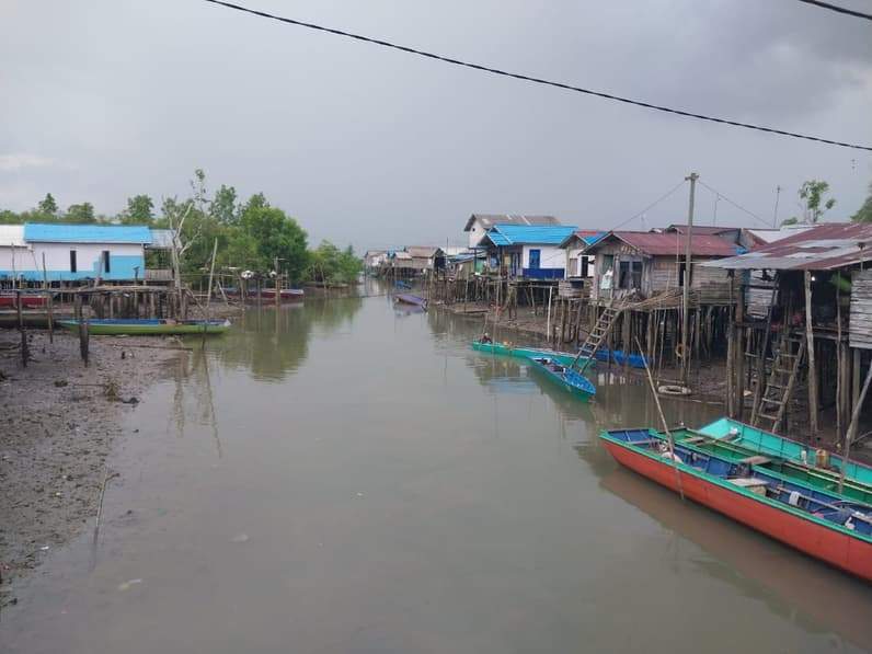 Kawasan permukiman warga pesisir Kelurahan Pantai Lango, Kecamatan Penajam, PPU. (Foto: Adi Kade/Pusaranmedia com).