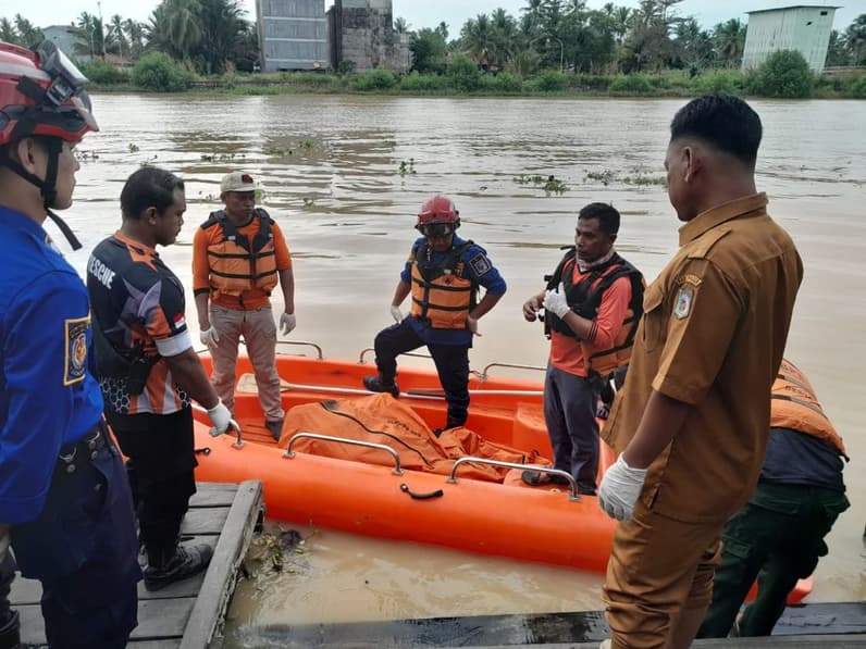 Proses evakuasi mayat yang ditemukan mengapung di Sungai Kandilo. (Foto : Dok BPBD Paser)