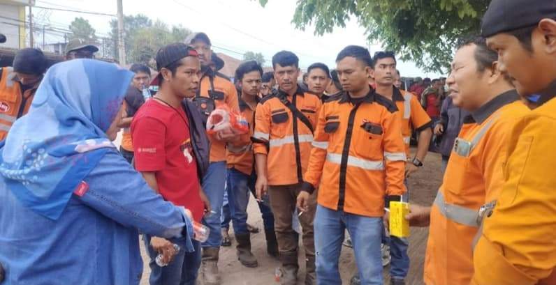 Para massa aksi saat berdialog dengan pihak PT Bagong yang merupakan vendor PT PAMA Persada Nusantara. (Foto: Dok. FPBM KASBI Kutim)