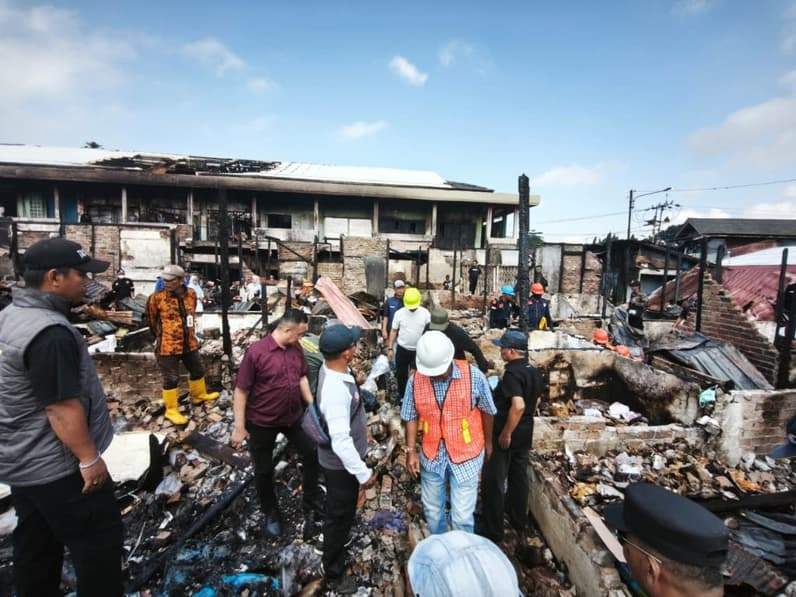 Wali Kota Balikpapan, Rahmad Mas'ud meninjau lokasi kebakaran Pasar Sepinggan, Sabtu (1/8/2026). (Foto: Achmad Fadillah/Pusaranmedia.com)