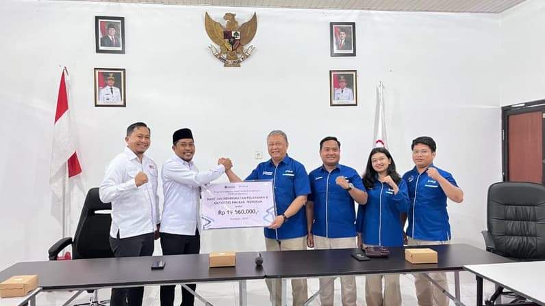 Kepala PT Pelni Cabang Nunukan Sudjito menyerahkan bantuan TJSL ke Ketua PMI Nunukan Saddam Husein (Foto: Diansyah/pusaranmedia.com)
